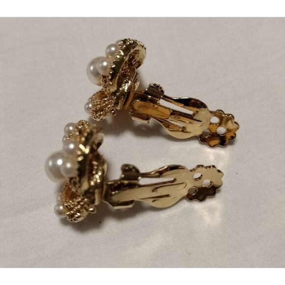 Unbranded 1" Gold tone Swirl beaded Abstract Bird Nest Faux Pearls Clip Ons - Picture 6 of 7